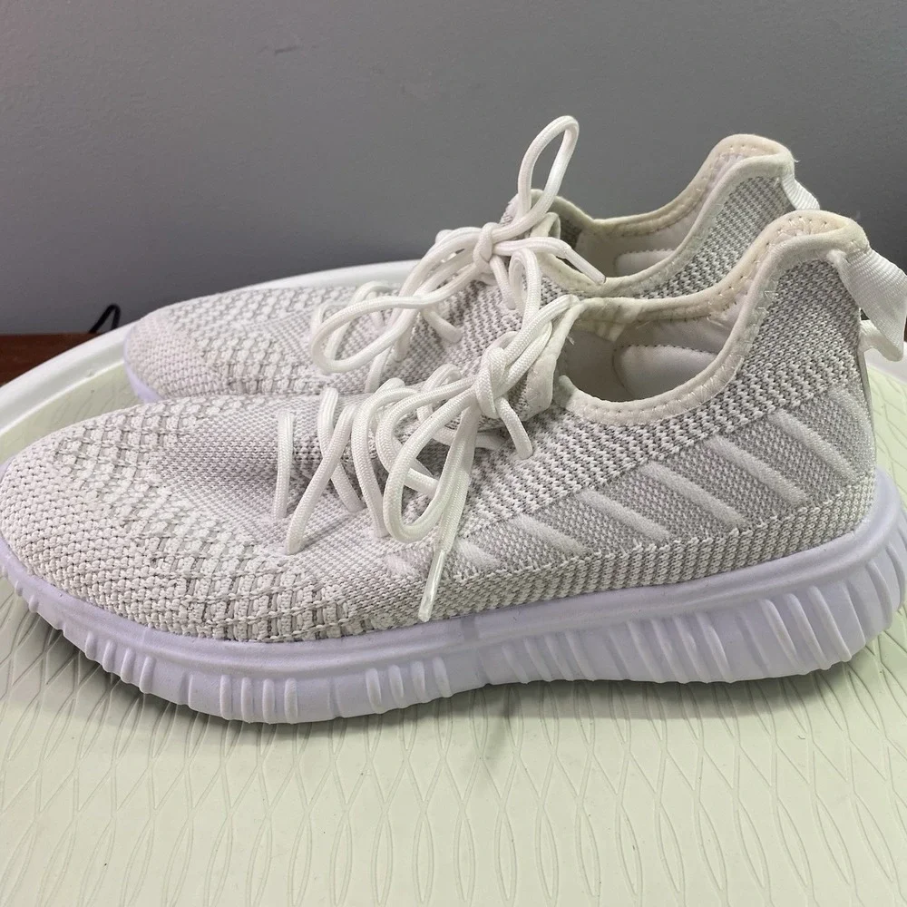 Womens Avia‎ White w/touch Of Gray Sneakers Sz. 9 Lace Up Mem. Foam